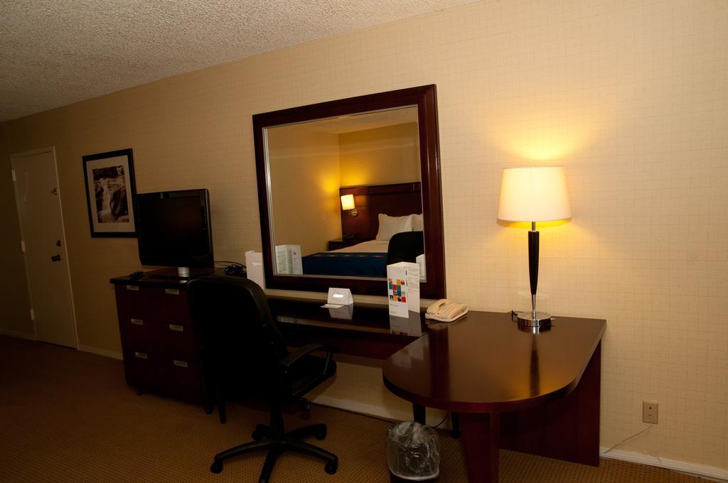 The Hotel Fresno Bagian luar foto